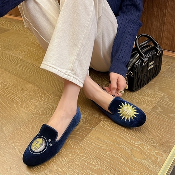 2024 κόκκινο δίχτυ με το φθινόπωρο του Λονδίνου ~ Γαλλικά ασορτί χρωματικά παπούτσια με ρετρό κέντημα, lazy flat peas, γυναικεία lefu