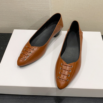 Παπούτσια μεγάλων μεγεθών από το εξωτερικό εμπόριο της Ευρώπης και της Αμερικής για την άνοιξη και το φθινόπωρο του 2025, νέα, μαλακά δερμάτινα, μυτερά, χοντρά, μονόχρωμα παπούτσια εργασίας, παπούτσια με πεντάλ