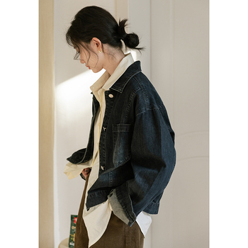 Φθινόπωρο 2024 Νέες προσφορές σε στυλ Χονγκ Κονγκ, μοντέρνο, εξατομικευμένο, μαύρο τζιν μπουφάν με στοίβες, κοντό μπουφάν για γυναίκες
