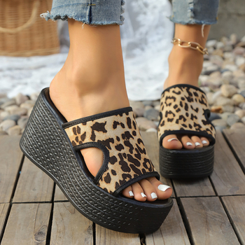 2025 Nové leopardie potlačené európske a americké sandále a papuče Dámske vrchné oblečenie Plus Size Letné hrubé papuče na kline Veľkosť 34-43