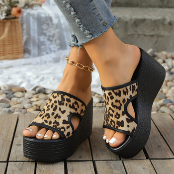 2025 Nové leopardie potlačené európske a americké sandále a papuče Dámske vrchné oblečenie Plus Size Letné hrubé papuče na kline Veľkosť 34-43