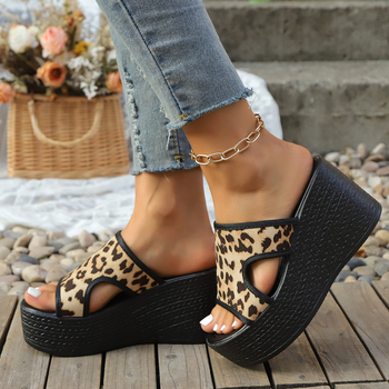 2025 Nové leopardie potlačené európske a americké sandále a papuče Dámske vrchné oblečenie Plus Size Letné hrubé papuče na kline Veľkosť 34-43