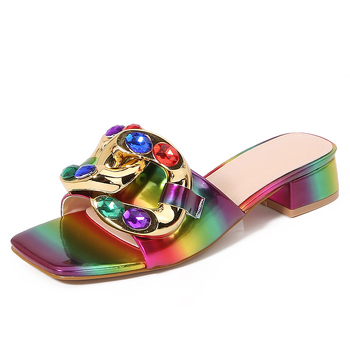 2024 m. naujos tarpvalstybinės prekybos plius dydžio basutės, šlepetės, nauji europietiški ir amerikietiški spalvoti metaliniai kalnų krištolo kvadratiniai kulnai