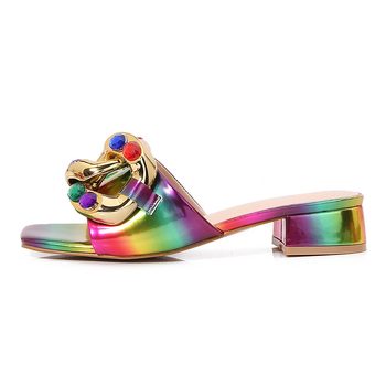 2024 m. naujos tarpvalstybinės prekybos plius dydžio basutės, šlepetės, nauji europietiški ir amerikietiški spalvoti metaliniai kalnų krištolo kvadratiniai kulnai