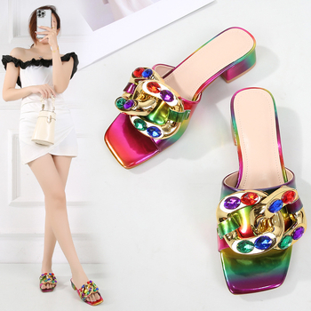 2024 m. naujos tarpvalstybinės prekybos plius dydžio basutės, šlepetės, nauji europietiški ir amerikietiški spalvoti metaliniai kalnų krištolo kvadratiniai kulnai