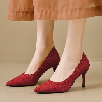 Červené svadobné topánky na vysokom podpätku, dámske jarné topánky z roku 2025, nové čipkované vyšívané špičkové topánky v čínskom štýle Xiuhe
