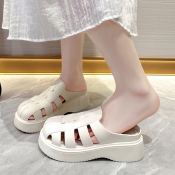 Letné pánske módne sandále s hrubou podrážkou, ktoré vytvárajú pocit hovenia a s jedným slovom pre študentov, aby nosili pohodlné protišmykové plážové papuče s dvojitým účelom.