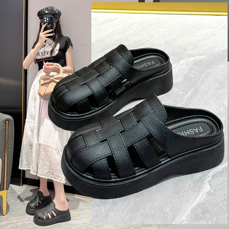 Letné pánske módne sandále s hrubou podrážkou, ktoré vytvárajú pocit hovenia a s jedným slovom pre študentov, aby nosili pohodlné protišmykové plážové papuče s dvojitým účelom.