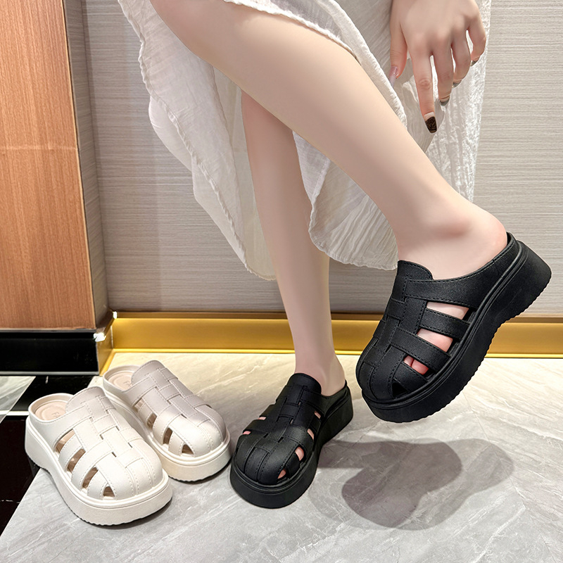 Letné pánske módne sandále s hrubou podrážkou, ktoré vytvárajú pocit hovenia a s jedným slovom pre študentov, aby nosili pohodlné protišmykové plážové papuče s dvojitým účelom.