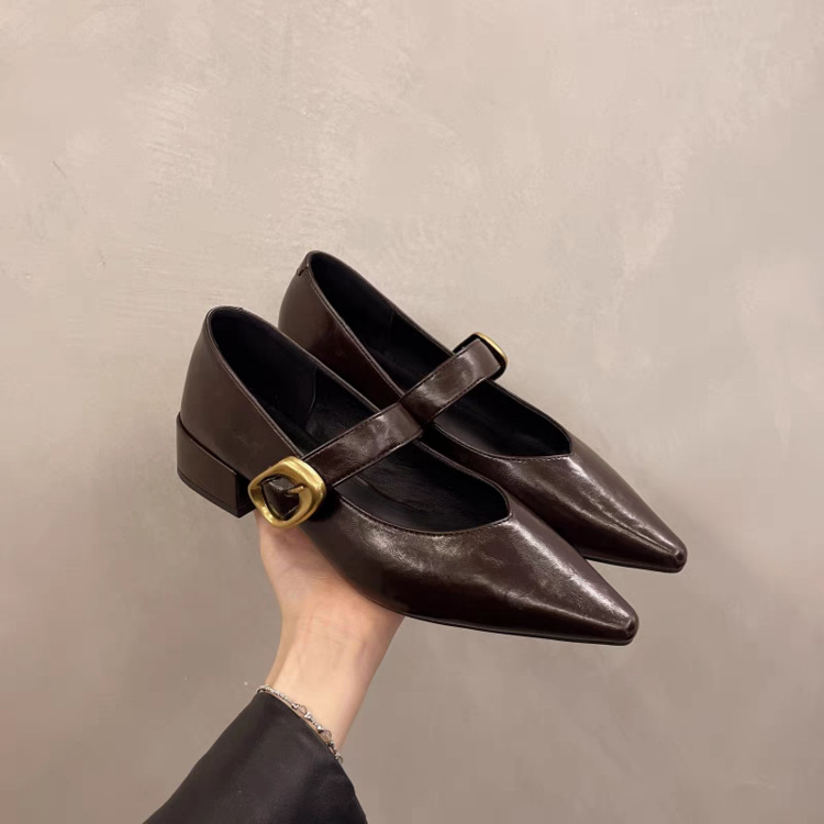 Didelė juoda ruda suaugusiems skirta drobinė vyriška žema pakulnė su spyruokliniu užsegimu guminėje sagtyje.