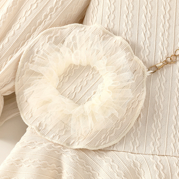 Megzta rudeninė mergaitiška suknelė su tinklelio nėrinių siūlėmis, kreminės baltos spalvos, mielas moteriškas ilgomis rankovėmis, apvaliu kaklu.