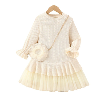 Megzta rudeninė mergaitiška suknelė su tinklelio nėrinių siūlėmis, kreminės baltos spalvos, mielas moteriškas ilgomis rankovėmis, apvaliu kaklu.