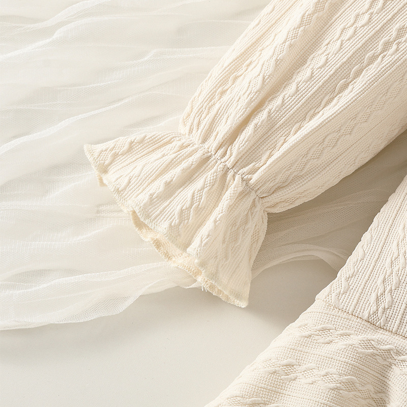 Megzta rudeninė mergaitiška suknelė su tinklelio nėrinių siūlėmis, kreminės baltos spalvos, mielas moteriškas ilgomis rankovėmis, apvaliu kaklu.