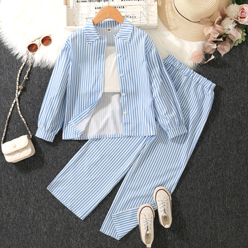 Kevadine uus kolmeosaline komplekt vanematele tüdrukutele: triibulise mustriga lahtikäiva kraega särk valge topi ja pikkade pükstega