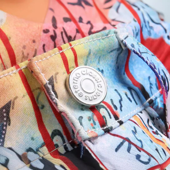 Pakkuda Euroopa ja Ameerika poiste keskmise ja suure suurusega lasteriideid, mis on mitmevärviliste trükitud sirgete vabaajapükstega.