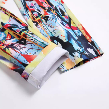 Pakkuda Euroopa ja Ameerika poiste keskmise ja suure suurusega lasteriideid, mis on mitmevärviliste trükitud sirgete vabaajapükstega.