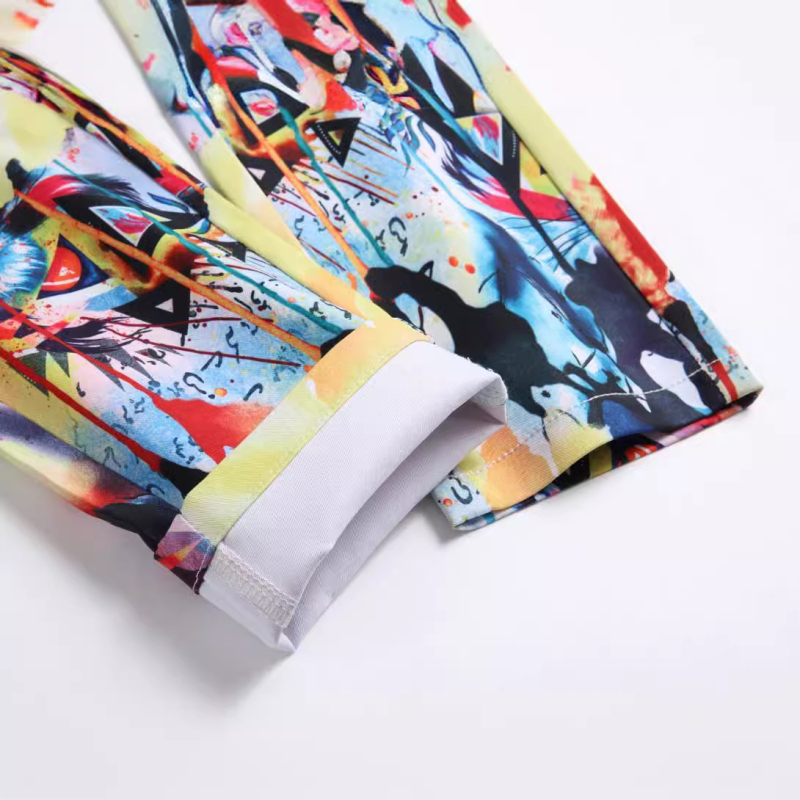 Pakkuda Euroopa ja Ameerika poiste keskmise ja suure suurusega lasteriideid, mis on mitmevärviliste trükitud sirgete vabaajapükstega.