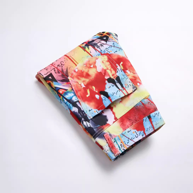 Pakkuda Euroopa ja Ameerika poiste keskmise ja suure suurusega lasteriideid, mis on mitmevärviliste trükitud sirgete vabaajapükstega.