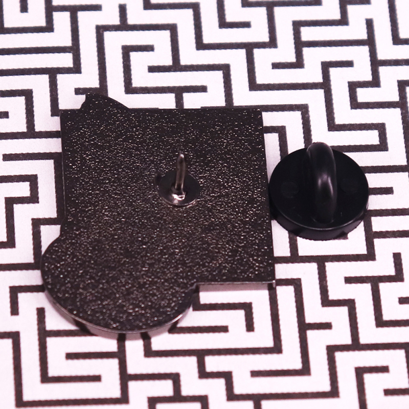 Roztomilý biely mačací odznak, vtipný módny osobný batoh, ozdobný golierový pin