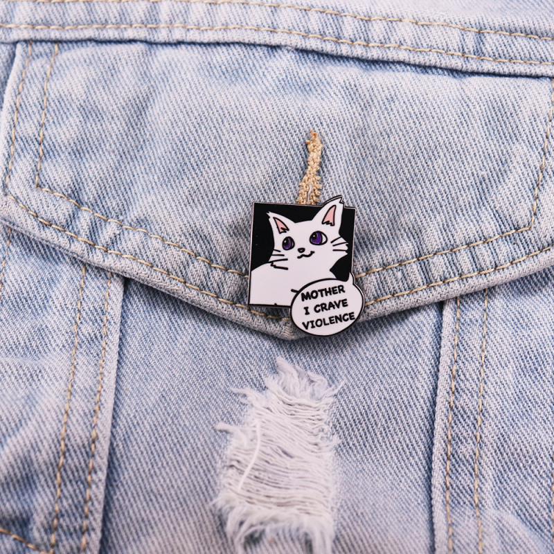 Roztomilý biely mačací odznak, vtipný módny osobný batoh, ozdobný golierový pin