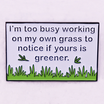 Som príliš zaneprázdnený svojou brošňou na trávnik, humornými vtipnými doplnkami na odznaky.