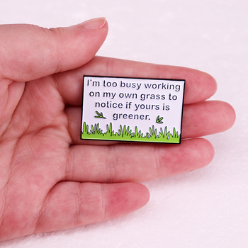 Som príliš zaneprázdnený svojou brošňou na trávnik, humornými vtipnými doplnkami na odznaky.