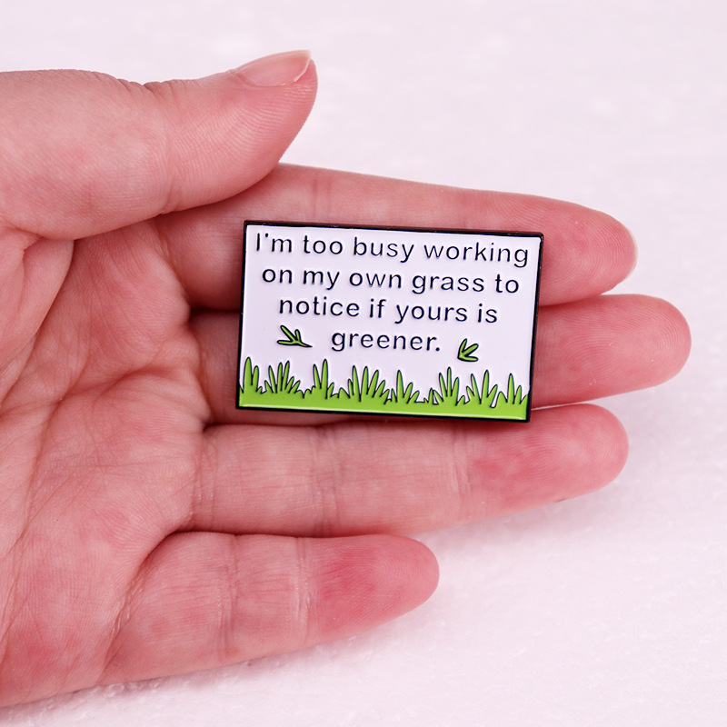 Som príliš zaneprázdnený svojou brošňou na trávnik, humornými vtipnými doplnkami na odznaky.