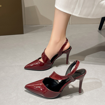 Γυναικεία σανδάλια Baotou σε κόκκινο χρώμα του 2025, με ζώνη στο πίσω μέρος και μυτερό τακούνι, λουστρίνι και ψηλοτάκουνα.