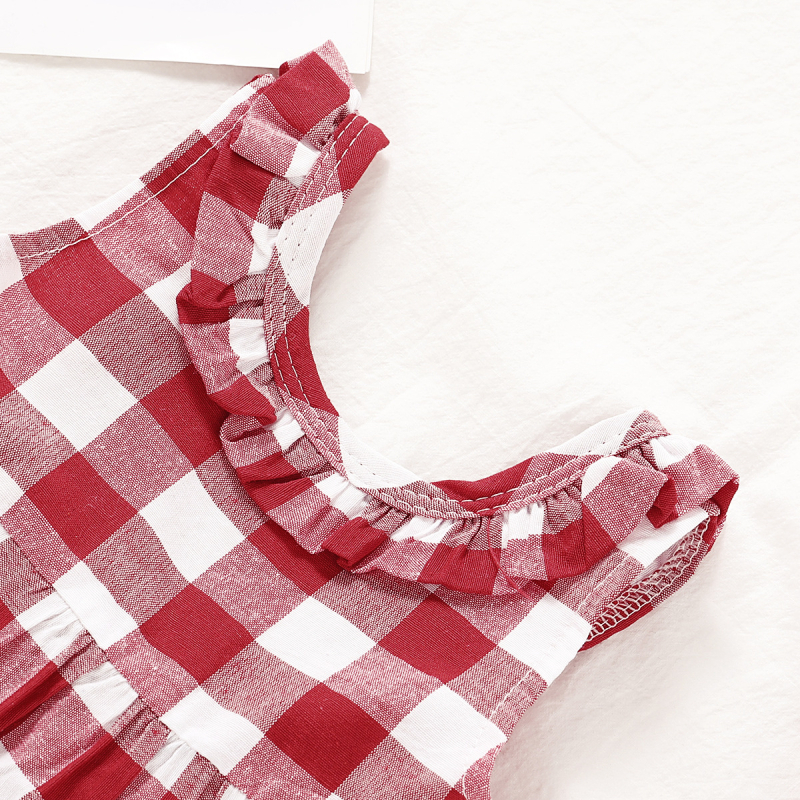 2018. aasta uus Korea versioon väikeste ja keskmise suurusega laste varrukateta isiksuse ruudulise topi ja kolmeosalise teksapükside komplekti plahvatuslikust stiilist