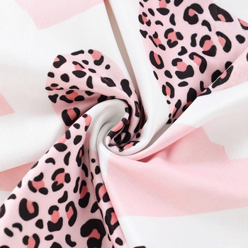 Tüdrukute suvine mereäärne ühes tükis ujumistrikoo, roosa armastuse leopardi mustriga vöökohalt kitsas kolmnurkne ujumistrikoo.