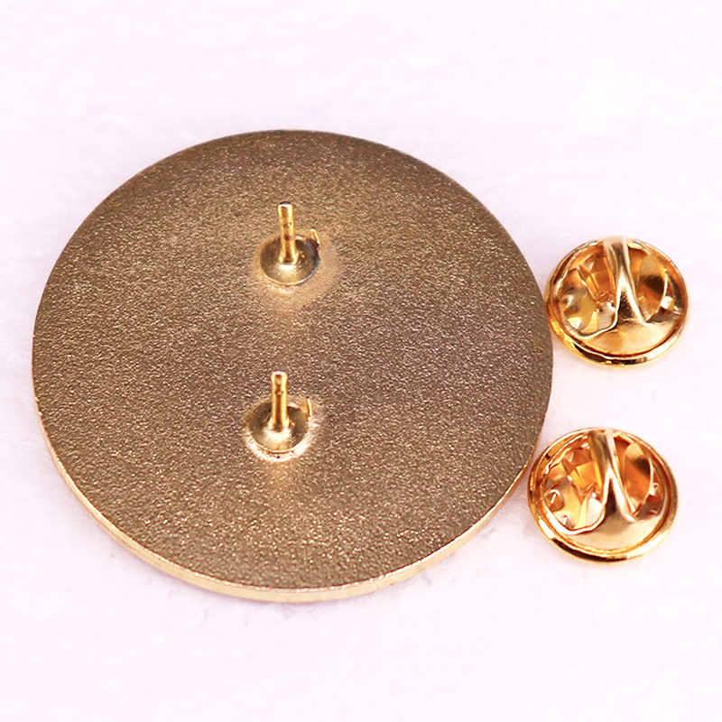 Insignă broșă cu citat despre fericirea romanului magic