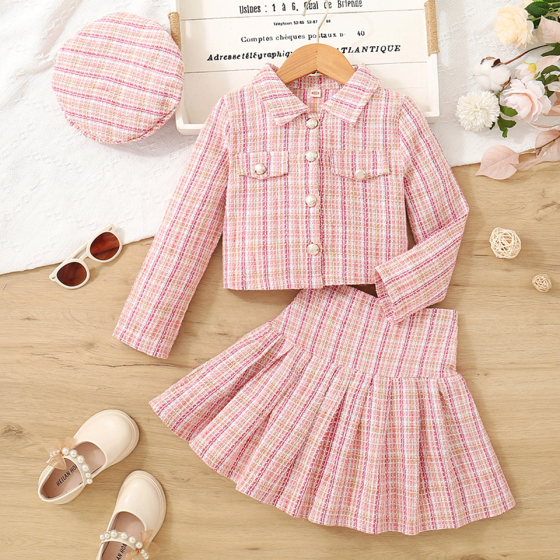 Dievčenská trojdielna súprava s kockovanou klopou v štýle Chanel, dlhým rukávom a krátkym sakom, skladanou sukňou a klobúkom.