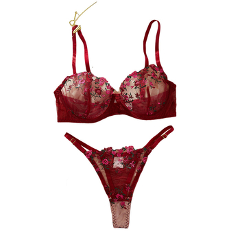 Vyno raudonumo plona moteriška didelės krūtinės S plius dydžio liemenėlė su surinkimais, ne plieniniais žiedais, reguliuojamo ilgio apatiniai be žymių.