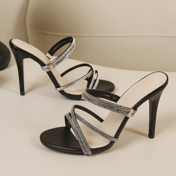 Zahraničný obchod Veľká veľkosť 2024 Nové francúzske módne vysoké podpätky Lesklé diamantové sandále Niche Design Sense Tenký podpätok Jednoslovný opasok Dvojité nosenie