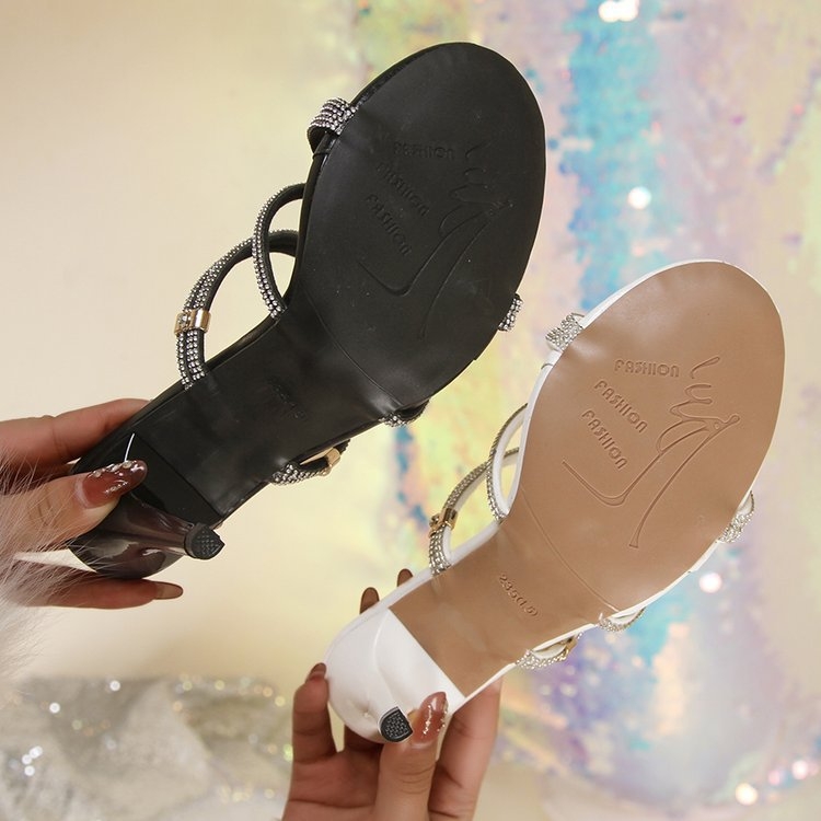 Zahraničný obchod Veľká veľkosť 2024 Nové francúzske módne vysoké podpätky Lesklé diamantové sandále Niche Design Sense Tenký podpätok Jednoslovný opasok Dvojité nosenie