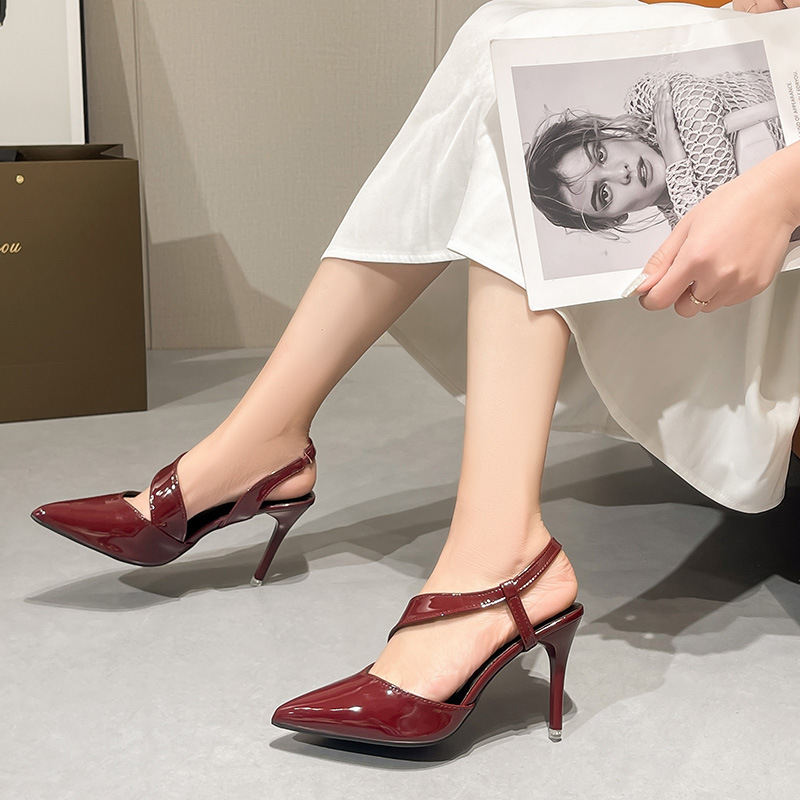 Obľúbené nové módne špicaté vysoké podpätky Dámske lakované kožené sandále s remienkom na ihličkovom podpätku Dámske vínovo červené sandále