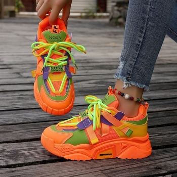 2024. aasta sügise piiriülese väliskaubanduse uued värvilahendused – paeltega ja paksu tallaga isakingad naisüliõpilastele, vabaaja spordijalatsid