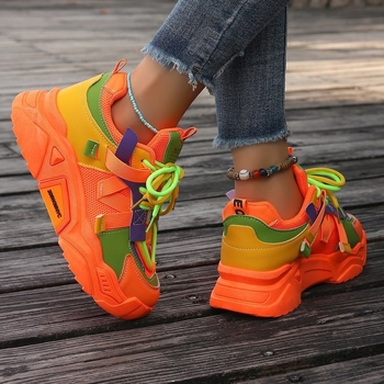 2024. aasta sügise piiriülese väliskaubanduse uued värvilahendused – paeltega ja paksu tallaga isakingad naisüliõpilastele, vabaaja spordijalatsid