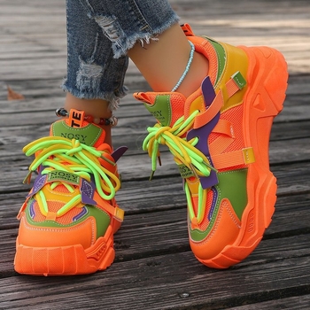 2024. aasta sügise piiriülese väliskaubanduse uued värvilahendused – paeltega ja paksu tallaga isakingad naisüliõpilastele, vabaaja spordijalatsid