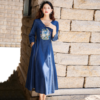 Retro čínsky štýl s vyšívanou džínsovou sukňou 2025 Jarné nové etnické štýlové ručne vyrobené šaty s gombíkmi 82536