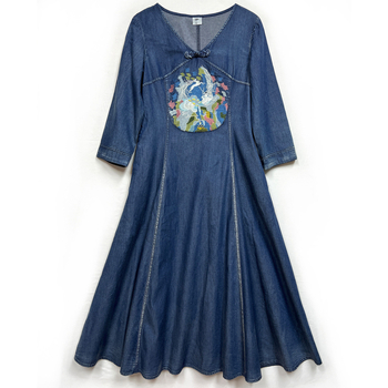 Retro čínsky štýl s vyšívanou džínsovou sukňou 2025 Jarné nové etnické štýlové ručne vyrobené šaty s gombíkmi 82536