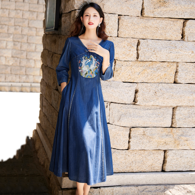 Retro čínsky štýl s vyšívanou džínsovou sukňou 2025 Jarné nové etnické štýlové ručne vyrobené šaty s gombíkmi 82536