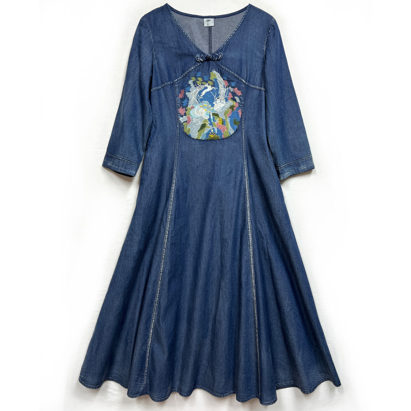 Retro čínsky štýl s vyšívanou džínsovou sukňou 2025 Jarné nové etnické štýlové ručne vyrobené šaty s gombíkmi 82536