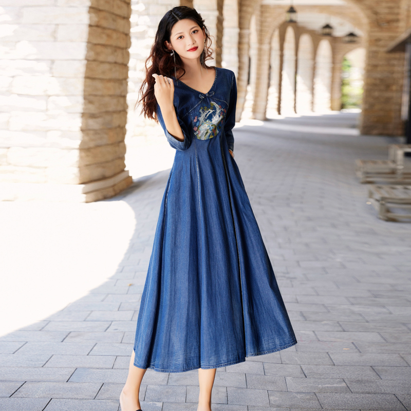 Retro čínsky štýl s vyšívanou džínsovou sukňou 2025 Jarné nové etnické štýlové ručne vyrobené šaty s gombíkmi 82536