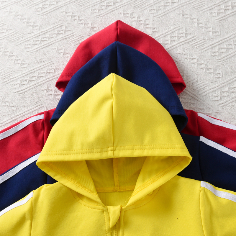 2024 m. rudens vyriškas mažo ir vidutinio dydžio vaikų laisvalaikio sporto vienspalvis megztinis su gobtuvu ir užtrauktuku, trijų spalvų mišrus trijų dalių komplektas