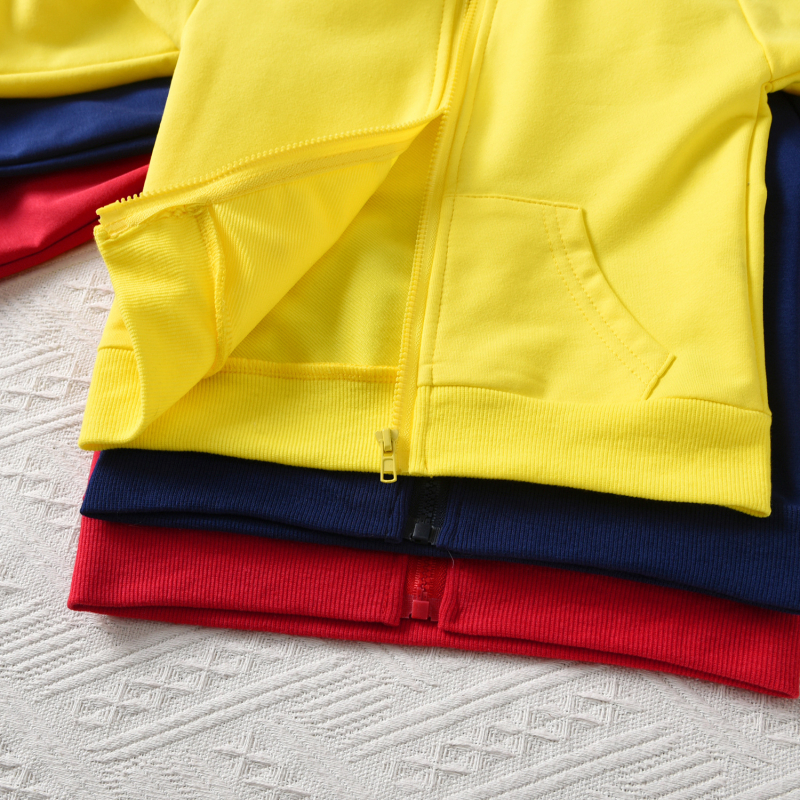 2024 m. rudens vyriškas mažo ir vidutinio dydžio vaikų laisvalaikio sporto vienspalvis megztinis su gobtuvu ir užtrauktuku, trijų spalvų mišrus trijų dalių komplektas