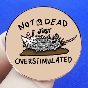 Žiadne mŕtve, len nadmerná stimulácia, brošňa s kresleným vačicom, odznak s kovovou zliatinou, odznak, príslušenstvo