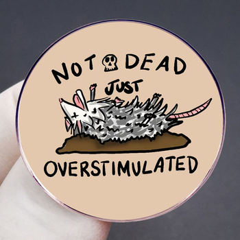 Žiadne mŕtve, len nadmerná stimulácia, brošňa s kresleným vačicom, odznak s kovovou zliatinou, odznak, príslušenstvo