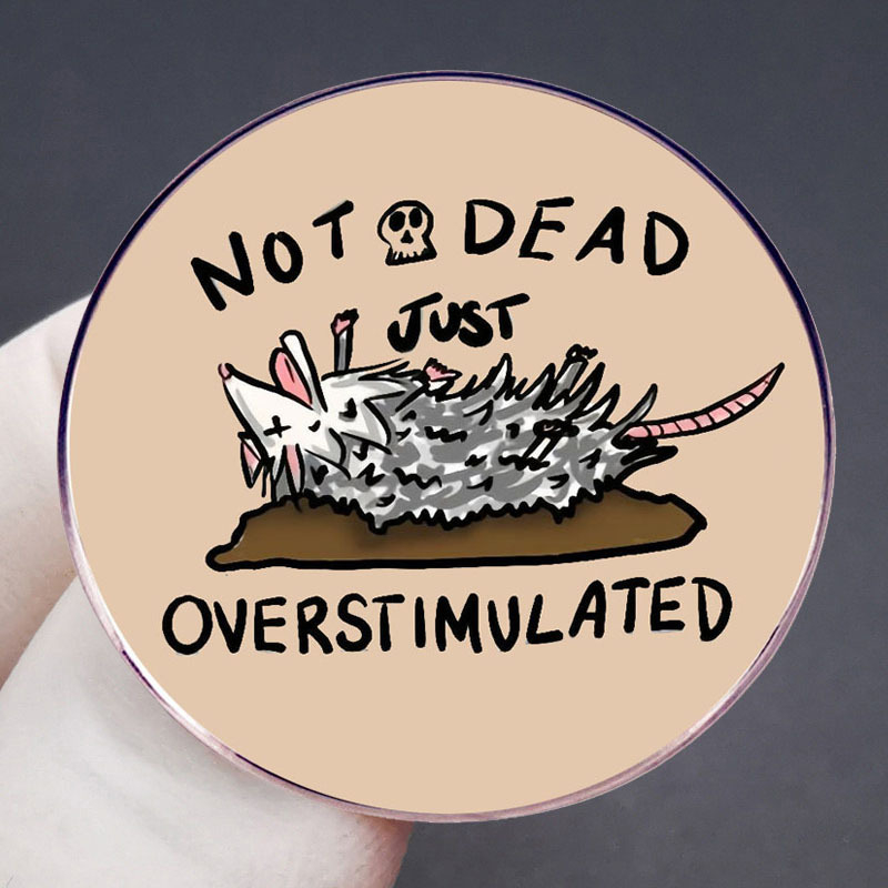 Žiadne mŕtve, len nadmerná stimulácia, brošňa s kresleným vačicom, odznak s kovovou zliatinou, odznak, príslušenstvo