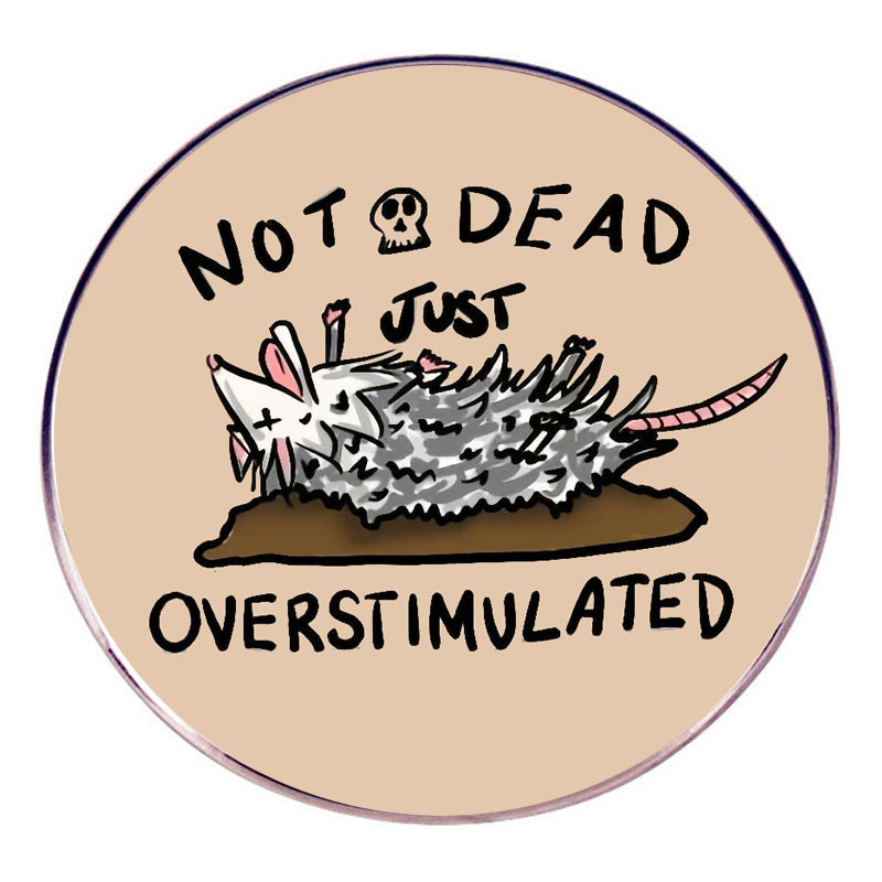 Žiadne mŕtve, len nadmerná stimulácia, brošňa s kresleným vačicom, odznak s kovovou zliatinou, odznak, príslušenstvo